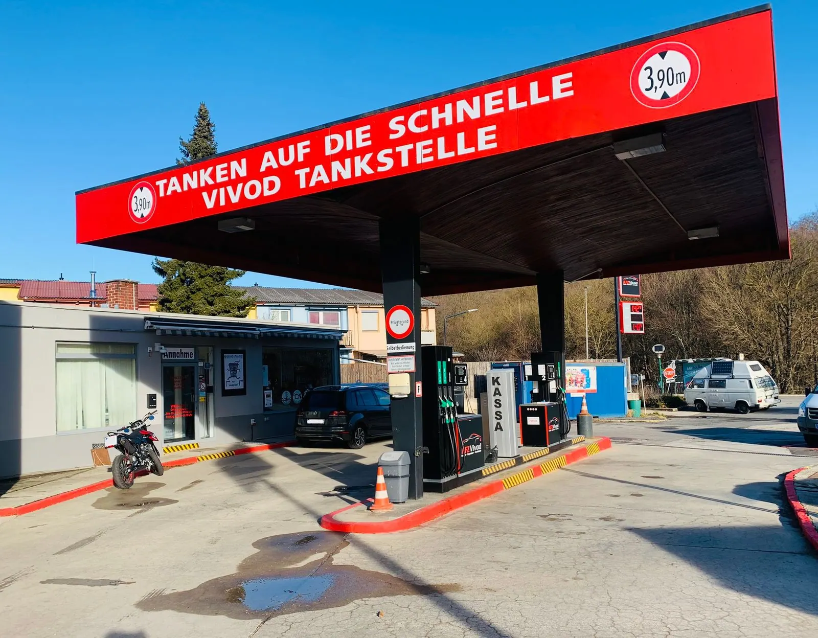 Die Vivod-Tankstelle am Laaber Spitz bei Tag