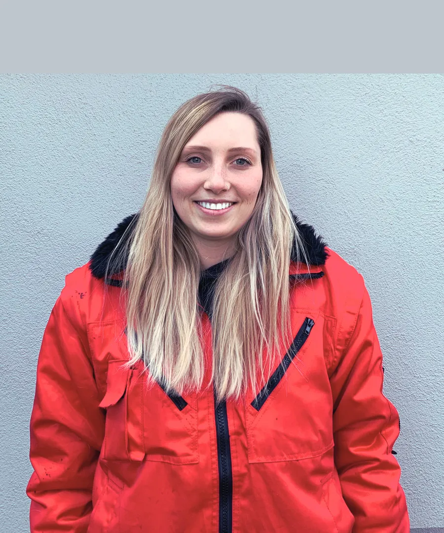 Veronika Vivod in roter Arbeitsjacke